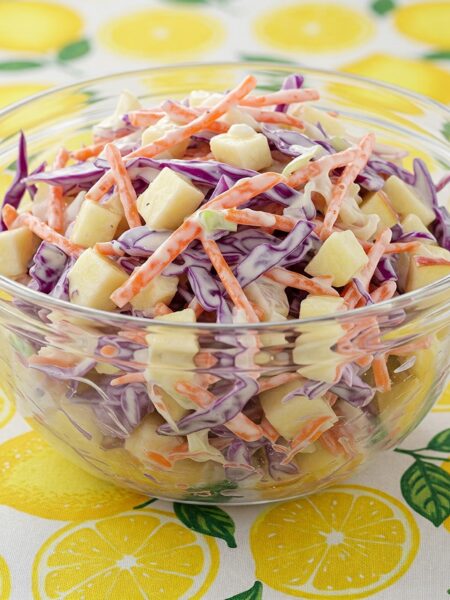 Salada de Repolho-Roxo, Cenoura, Maçã e Molho de Iogurte